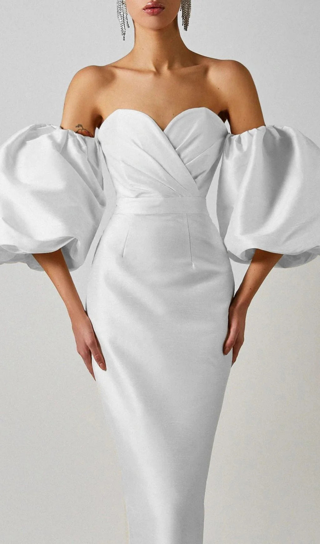 Robe de bal bustier en satin blanc à manches bouffantes